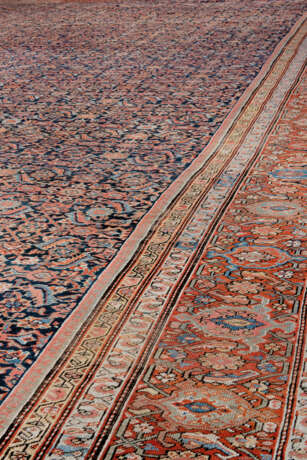 AN EXTREMELY LARGE FEREGHAN CARPET - фото 3