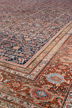 AN EXTREMELY LARGE FEREGHAN CARPET - фото 4