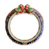 AN ENAMELLED AND GEM-SET BANGLE (KADA) - Foto 1