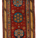 AN IMPORTANT KIRMAN `VASE` CARPET FRAGMENT - Foto 1