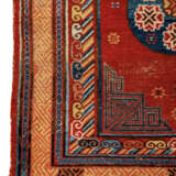 AN IMPORTANT KIRMAN `VASE` CARPET FRAGMENT - фото 3