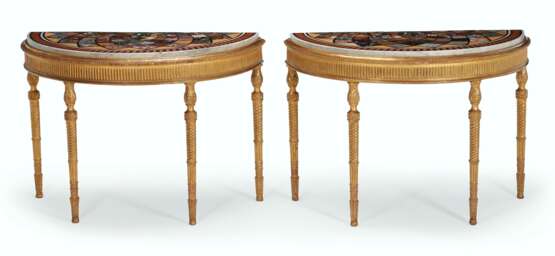 A PAIR OF LATE GEORGE III SPECIMEN MARBLE AND GILTWOOD PIER TABLES - Foto 2