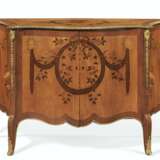 Mayhew & Ince. A GEORGE III ORMOLU-MOUNTED SATINWOOD, AMARANTH, WENGE AND MARQUETRY COMMODE - Foto 1
