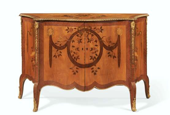 Mayhew & Ince. A GEORGE III ORMOLU-MOUNTED SATINWOOD, AMARANTH, WENGE AND MARQUETRY COMMODE - Foto 1