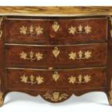 A GEORGE III ORMOLU-MOUNTED ROSEWOOD MARQUETRY COMMODE - Foto 1