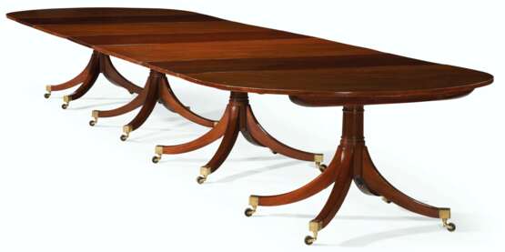 A GEORGE III MAHOGANY FOUR-PEDESTAL DINING TABLE - Foto 2