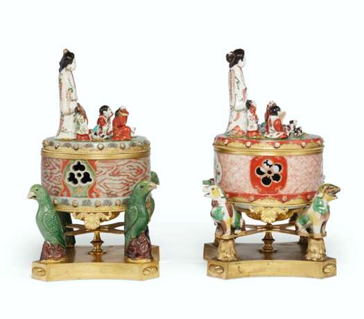 A PAIR OF REGENCE ORMOLU-MOUNTED CHINESE AND JAPANESE PORCELAIN POTPOURRIS - фото 4