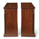 A PAIR OF LATE GEORGE III MAHOGANY AND PARCEL-GILT SIDE CABINETS - фото 3