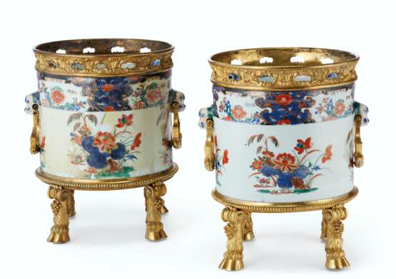 A PAIR OF FRENCH ORMOLU-MOUNTED CHINESE IMARI PORCELAIN CACHE-POTS - Foto 1