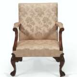 Grendey, Giles. A GEORGE II WALNUT LIBRARY ARMCHAIR - Foto 1