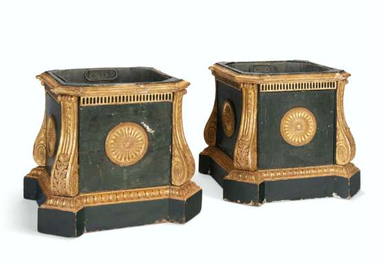 A PAIR OF GEORGE III GREEN-PAINTED AND PARCEL-GILT JARDINIERES - фото 1