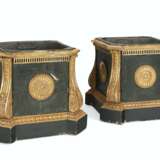A PAIR OF GEORGE III GREEN-PAINTED AND PARCEL-GILT JARDINIERES - Foto 1