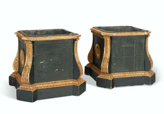 A PAIR OF GEORGE III GREEN-PAINTED AND PARCEL-GILT JARDINIERES - photo 2