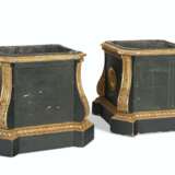 A PAIR OF GEORGE III GREEN-PAINTED AND PARCEL-GILT JARDINIERES - фото 2