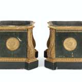A PAIR OF GEORGE III GREEN-PAINTED AND PARCEL-GILT JARDINIERES - Foto 3