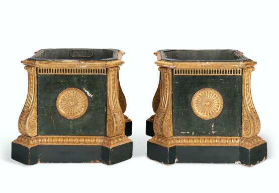 A PAIR OF GEORGE III GREEN-PAINTED AND PARCEL-GILT JARDINIERES - photo 3