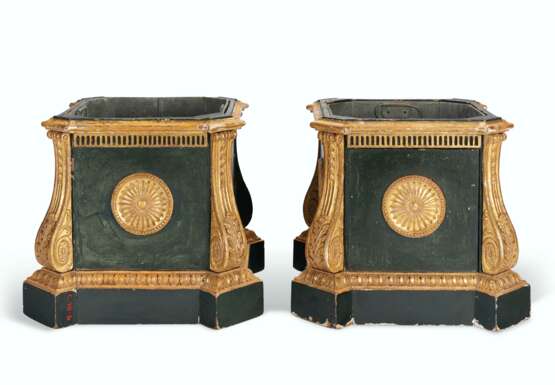 A PAIR OF GEORGE III GREEN-PAINTED AND PARCEL-GILT JARDINIERES - фото 4