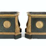 A PAIR OF GEORGE III GREEN-PAINTED AND PARCEL-GILT JARDINIERES - Foto 4