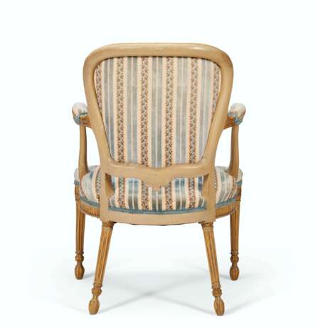 A GEORGE III CREAM-PAINTED AND PARCEL-GILT ARMCHAIR - Foto 2
