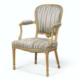 A GEORGE III CREAM-PAINTED AND PARCEL-GILT ARMCHAIR - Foto 3