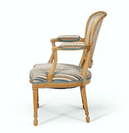 A GEORGE III CREAM-PAINTED AND PARCEL-GILT ARMCHAIR - Foto 4