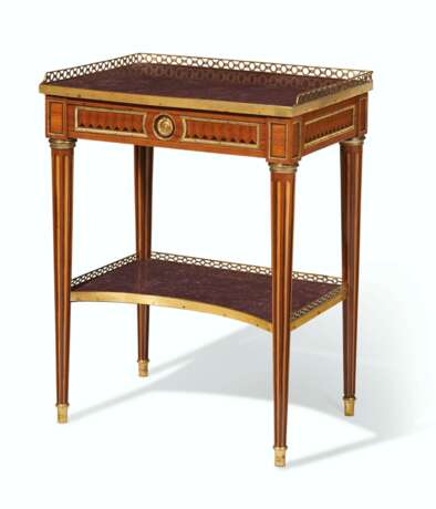 A LOUIS XVI ORMOLU-MOUNTED TULIPWOOD, EBONY AND AMARANTH PARQUETRY OCCASIONAL TABLE - Foto 2