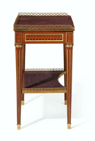 A LOUIS XVI ORMOLU-MOUNTED TULIPWOOD, EBONY AND AMARANTH PARQUETRY OCCASIONAL TABLE - Foto 3