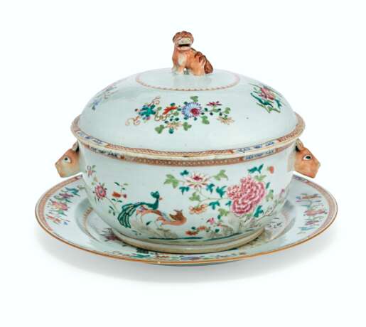 A CHINESE EXPORT FAMILLE ROSE PORCELAIN `DOUBLE PEACOCK` TUREEN, COVER AND STAND - Foto 1