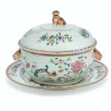 A CHINESE EXPORT FAMILLE ROSE PORCELAIN `DOUBLE PEACOCK` TUREEN, COVER AND STAND - фото 1