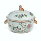 A CHINESE EXPORT FAMILLE ROSE PORCELAIN `DOUBLE PEACOCK` TUREEN, COVER AND STAND - фото 2