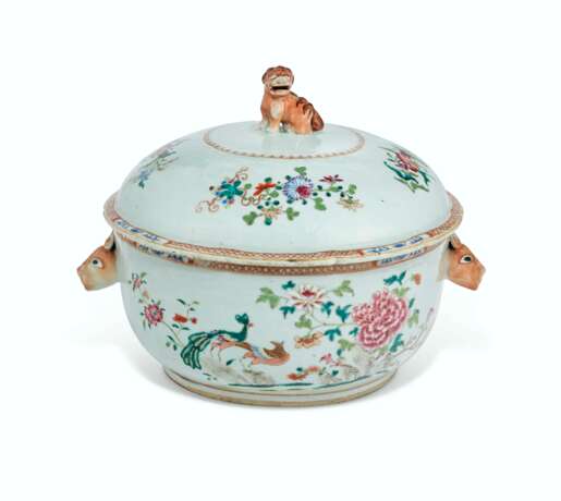 A CHINESE EXPORT FAMILLE ROSE PORCELAIN `DOUBLE PEACOCK` TUREEN, COVER AND STAND - Foto 2
