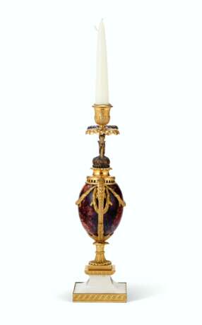 A GEORGE III ORMOLU-MOUNTED BLUE JOHN AND WHITE MARBLE CANDLE VASE - фото 2