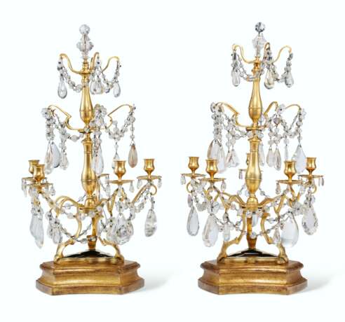 A PAIR OF ITALIAN GILT-BRONZE, CUT-GLASS AND ROCK CRYSTAL FIVE-LIGHT CANDELABRA - Foto 4