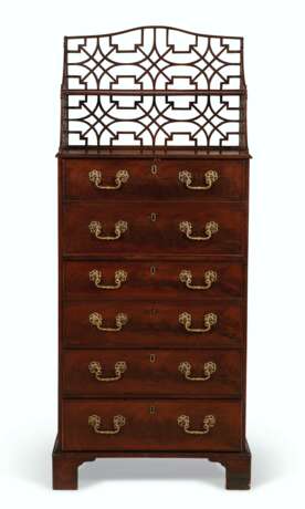 AN EARLY GEORGE III MAHOGANY SECRETAIRE CHEST CHIFFONIER - Foto 1