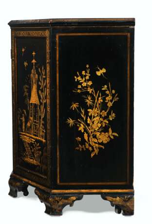 A LATE REGENCY BLACK AND GILT-JAPANNED SIDE CABINET - фото 3