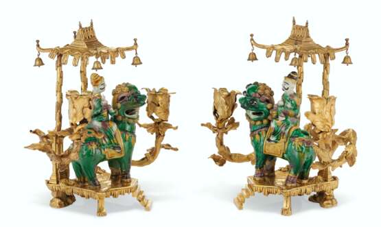 A PAIR OF FRENCH ORMOLU-MOUNTED CHINESE EXPORT PORCELAIN TWIN-LIGHT CANDELABRA - фото 4