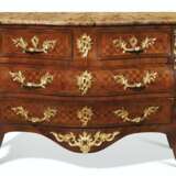A LOUIS XV ORMOLU-MOUNTED, TULIPWOOD AND PARQUETRY COMMODE - фото 1