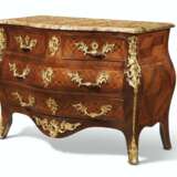 A LOUIS XV ORMOLU-MOUNTED, TULIPWOOD AND PARQUETRY COMMODE - фото 2
