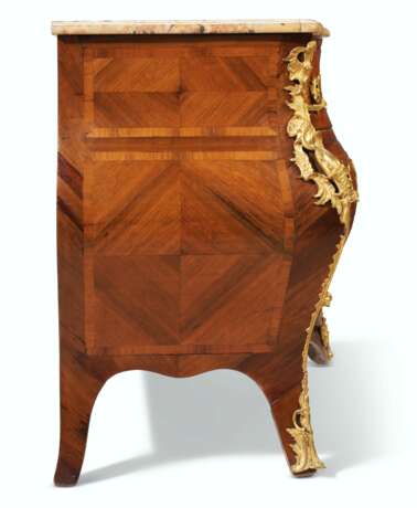 A LOUIS XV ORMOLU-MOUNTED, TULIPWOOD AND PARQUETRY COMMODE - Foto 3
