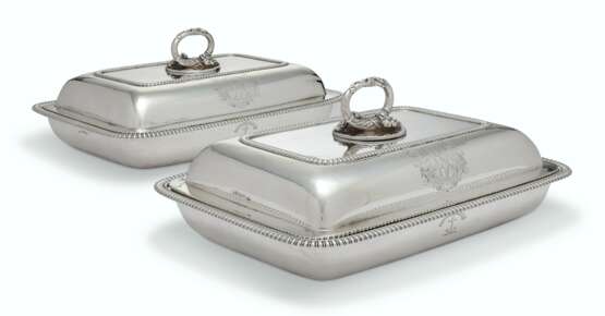Storr, Paul. A PAIR OF GEORGE III SILVER ENTR&#201;E DISHES AND COVERS - Foto 1