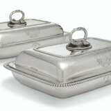 Storr, Paul. A PAIR OF GEORGE III SILVER ENTR&#201;E DISHES AND COVERS - Foto 1