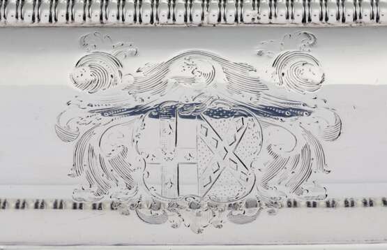 Storr, Paul. A PAIR OF GEORGE III SILVER ENTR&#201;E DISHES AND COVERS - photo 2