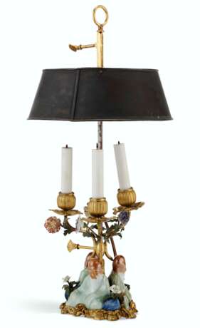 A LOUIS XV ORMOLU-MOUNTED CHINESE AND FRENCH PORCELAIN CANDELABRUM - Foto 1