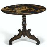 AN EARLY VICTORIAN AND JAPANNED TRIPOD TABLE - photo 1