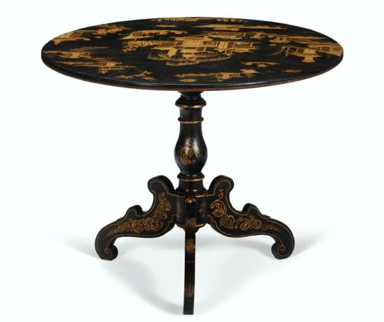 AN EARLY VICTORIAN AND JAPANNED TRIPOD TABLE - фото 3