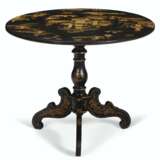 AN EARLY VICTORIAN AND JAPANNED TRIPOD TABLE - Foto 3
