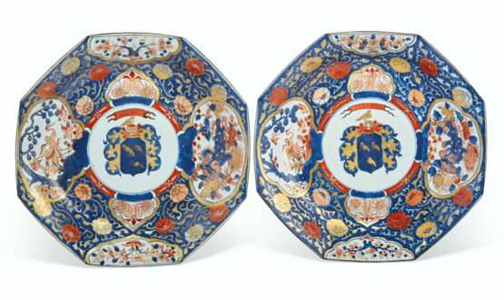 A LARGE PAIR OF CHINESE IMARI PORCELAIN FRENCH MARKET ARMORIAL OCTAGONAL DISHES - фото 1