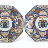 A LARGE PAIR OF CHINESE IMARI PORCELAIN FRENCH MARKET ARMORIAL OCTAGONAL DISHES - фото 1