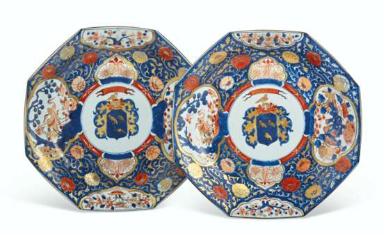 A LARGE PAIR OF CHINESE IMARI PORCELAIN FRENCH MARKET ARMORIAL OCTAGONAL DISHES - photo 3
