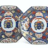 A LARGE PAIR OF CHINESE IMARI PORCELAIN FRENCH MARKET ARMORIAL OCTAGONAL DISHES - фото 3